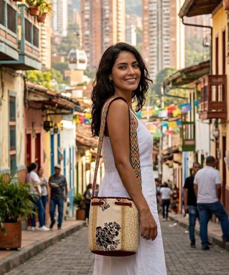 Alternative view of Mochila Mediana Contemporanea